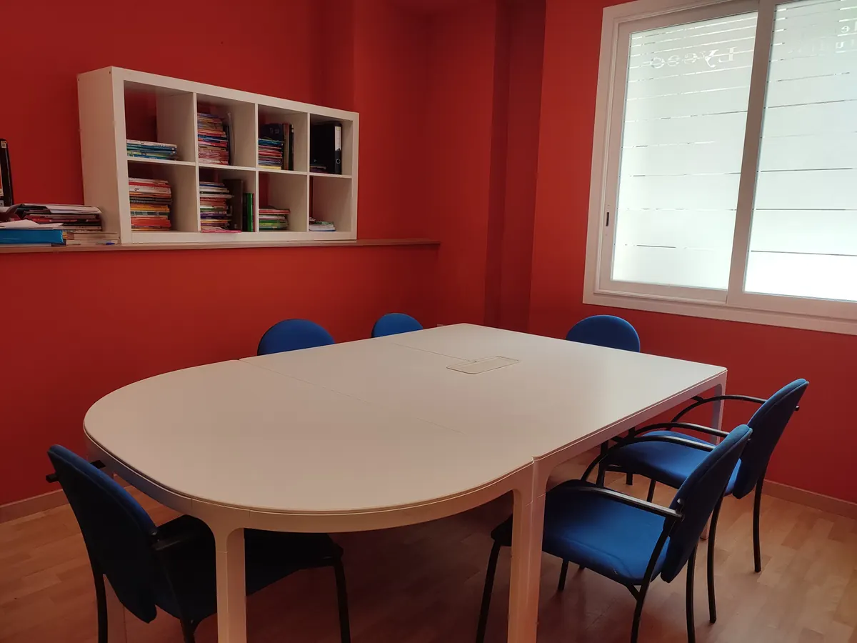 Aula de Lyceo Academia con mesa de grupo y sillas azules